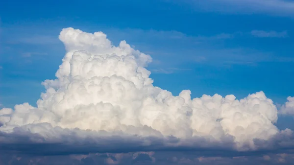 Céu azul com nuvens inchadas — Fotografia de Stock