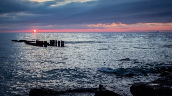 Pôr do sol dourado na praia — Fotografia de Stock