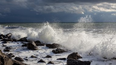 Fırtınada Georgia Sahili (Karadeniz)