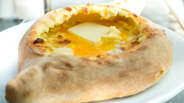 Аджаріулі хачапурі, наповнений сиром і поповнений сирим яйцем — стокове фото