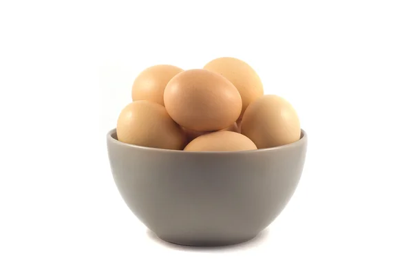 Eier in einer Tasse und isoliert — Stockfoto