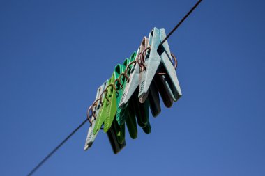üst üste clothesline üzerinde asılı clothespins dönüştürün