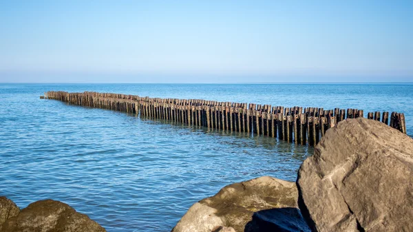 Paisaje de mar con rompeolas. mar negro . — Foto de Stock