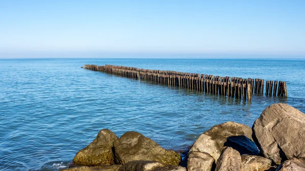 Paisaje de mar con rompeolas. mar negro . — Foto de Stock