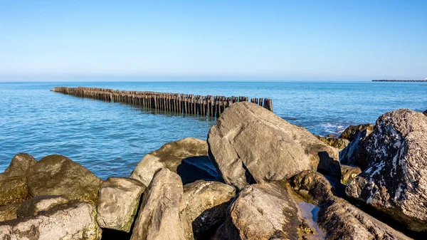 Paisaje de mar con rompeolas. mar negro . — Foto de Stock