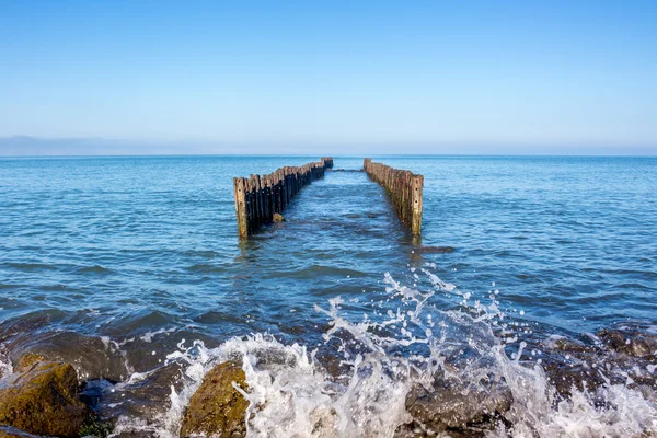 防波堤で海の風景です。黒海. — ストック写真