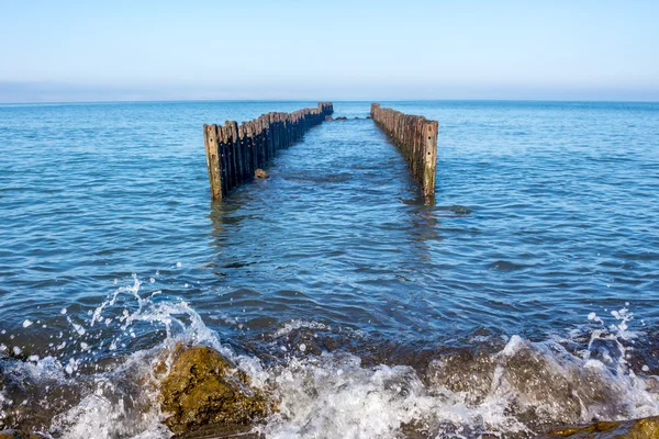 Paisaje de mar con rompeolas. mar negro . — Foto de Stock