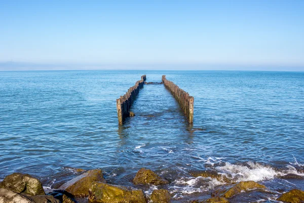 防波堤で海の風景です。黒海. — ストック写真