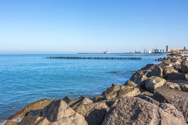 Paisaje de mar con rompeolas. mar negro . — Foto de Stock