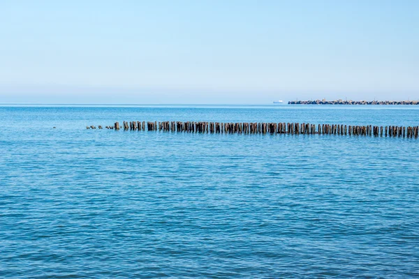 Paisaje de mar con rompeolas. mar negro . — Foto de Stock