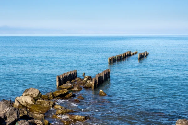 Paisaje de mar con rompeolas. mar negro . — Foto de Stock