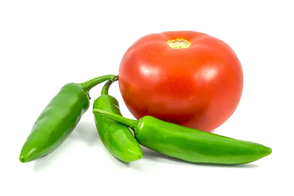 Rote Tomate und grüne Chilischote, unentbehrliches Gemüse für Mexiko — Stockfoto