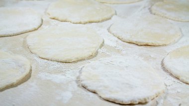 Masanın üzerine un ile hamur yuvarlak şekli