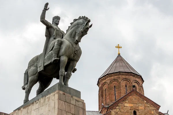 Die Statue des Königs vakhtang gorgasali in Tiflis — Stockfoto