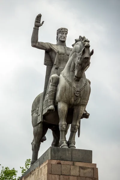 Die Statue des Königs vakhtang gorgasali in Tiflis — Stockfoto