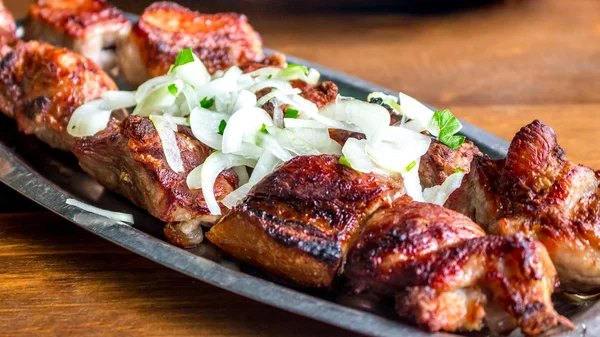 Geleneksel Gürcü mtsvadi domuz Barbekü