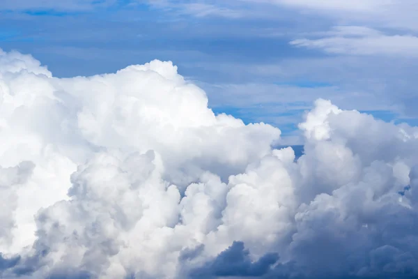 Langit biru dengan banyak awan bengkak putih — Stok Foto