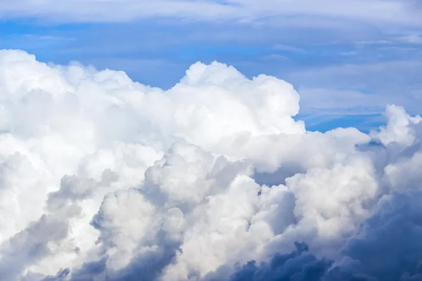 Блакитне небо з великою кількістю білих пухнастих хмар — стокове фото