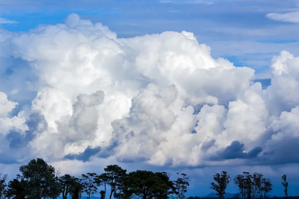 Langit biru dengan banyak awan bengkak putih — Stok Foto