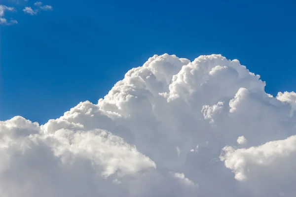 Błękitne niebo z dużą ilością biały bufiasty chmury — Zdjęcie stockowe