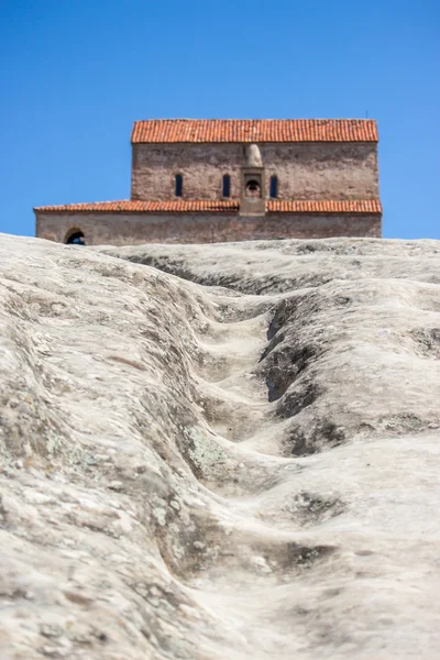 Antigua Iglesia Ortodoxa en la antigua ciudad cueva Uplistsikhe, Georgi — Foto de Stock