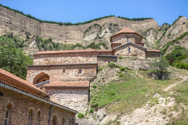 Antiguo monasterio de montaña en Georgia Shiogvime. Fue encontrado. — Foto de Stock