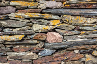 Caucasus Köyü kırsal stonewall/tipik taş duvar