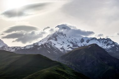 Akşam kar Dağı zirve Kazbek. Gürcistan