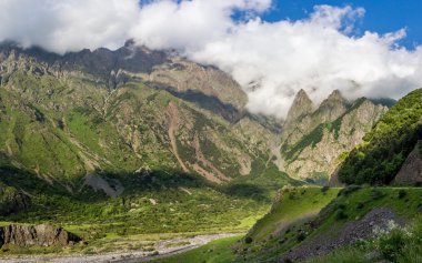 Gürcistan Askeri karayolu, Kafkas Dağları