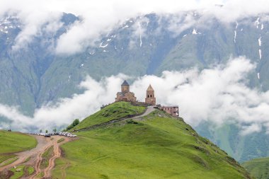 Gergeti Trinity Kilisesi Kafkasya dağlarında