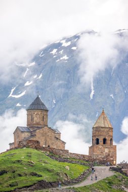 Gergeti Trinity Kilisesi Kafkasya dağlarında