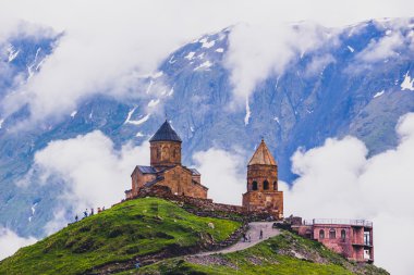 Gergeti Trinity Kilisesi Kafkasya dağlarında