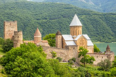 Ananuri Kalesi, Gürcistan'daki Aragvi Nehri üzerinde karmaşık bir Kalesi