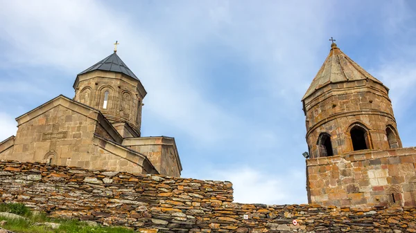 Iglesia de la Trinidad Gergeti en las montañas del Cáucaso — Foto de Stock