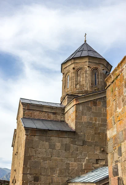 Iglesia de la Trinidad Gergeti en las montañas del Cáucaso — Foto de Stock