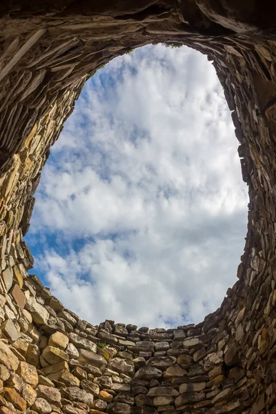 Cielo a través de la ciudadela de piedra, Ananuri, Georgia — Foto de Stock