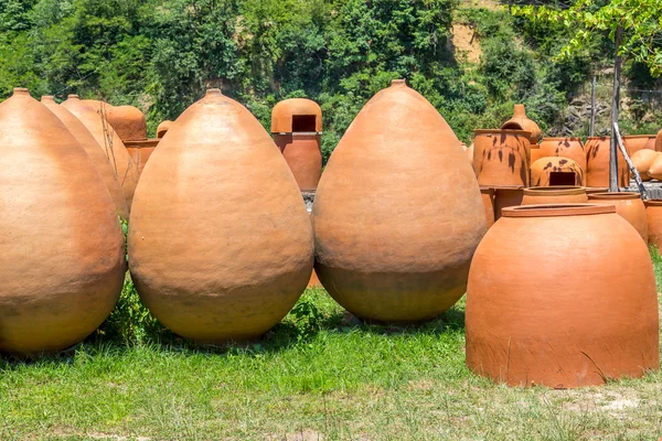 Jarras georgianas para vino, al aire libre — Foto de Stock