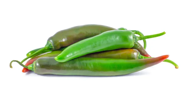 Groene peper is geïsoleerd op een witte achtergrond — Stockfoto