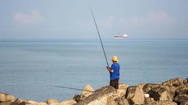 Yalnız balıkçı Poti kara denizde olta ile Balık tutma — Stok fotoğraf