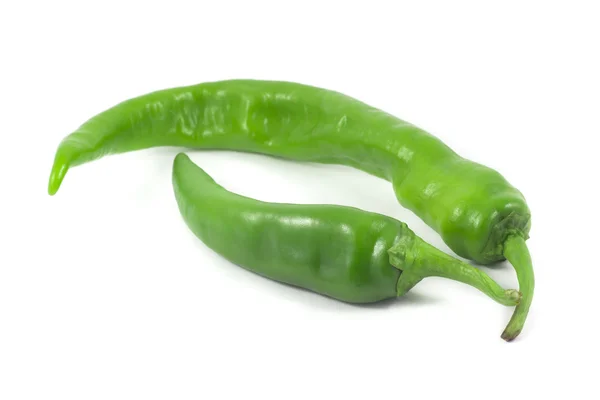 El pimiento verde se aísla sobre un fondo blanco . — Foto de Stock