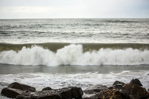 Велика Морська Волна на березі Чорного моря, поті, Грузія — стокове фото