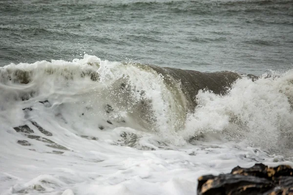 Grande onda do mar no mar negro, Poti, Geórgia — Fotografia de Stock