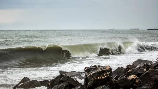 Велика Морська Волна на березі Чорного моря, поті, Грузія — стокове фото