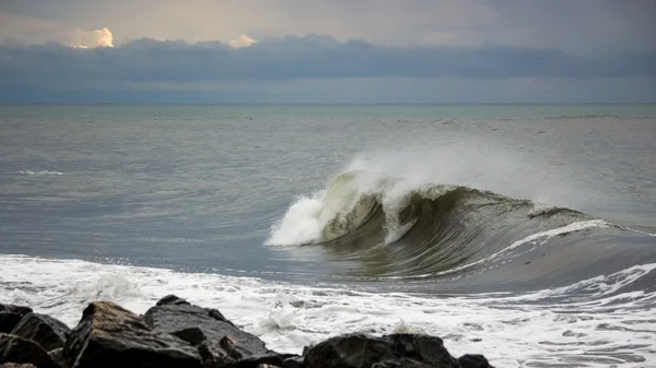 Большая морская волна на Черном море, Поти, Грузия — стоковое фото