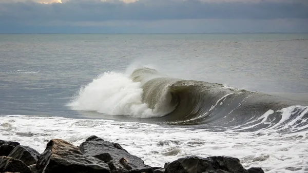 Grande onda do mar no mar negro, Poti, Geórgia — Fotografia de Stock