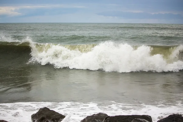 Velká mořská vlna na pobřeží Černého moře, Poti, Gruzie — Stock fotografie