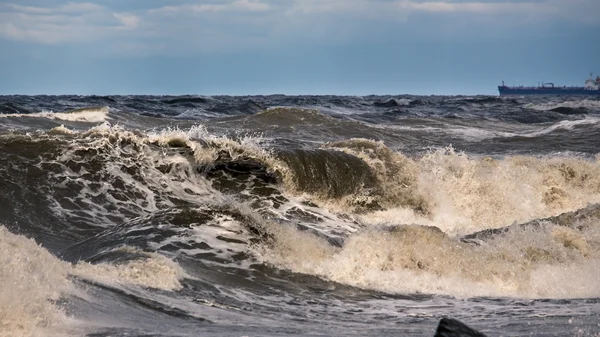 Grande onda do mar no mar negro, Poti, Geórgia — Fotografia de Stock