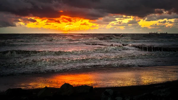 Západ slunce. Krásný západ slunce Černého moře. Západ slunce zlaté moře. Obraz moře — Stock fotografie