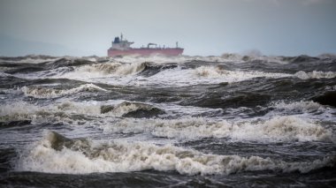 Tanker gemisi fırtına sırasında denizde