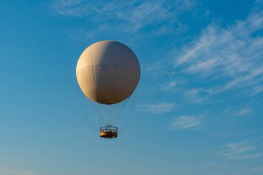 Mavi gökyüzüne karşı yolcular için hava keşif balonu. Gürcistan, Tiblis